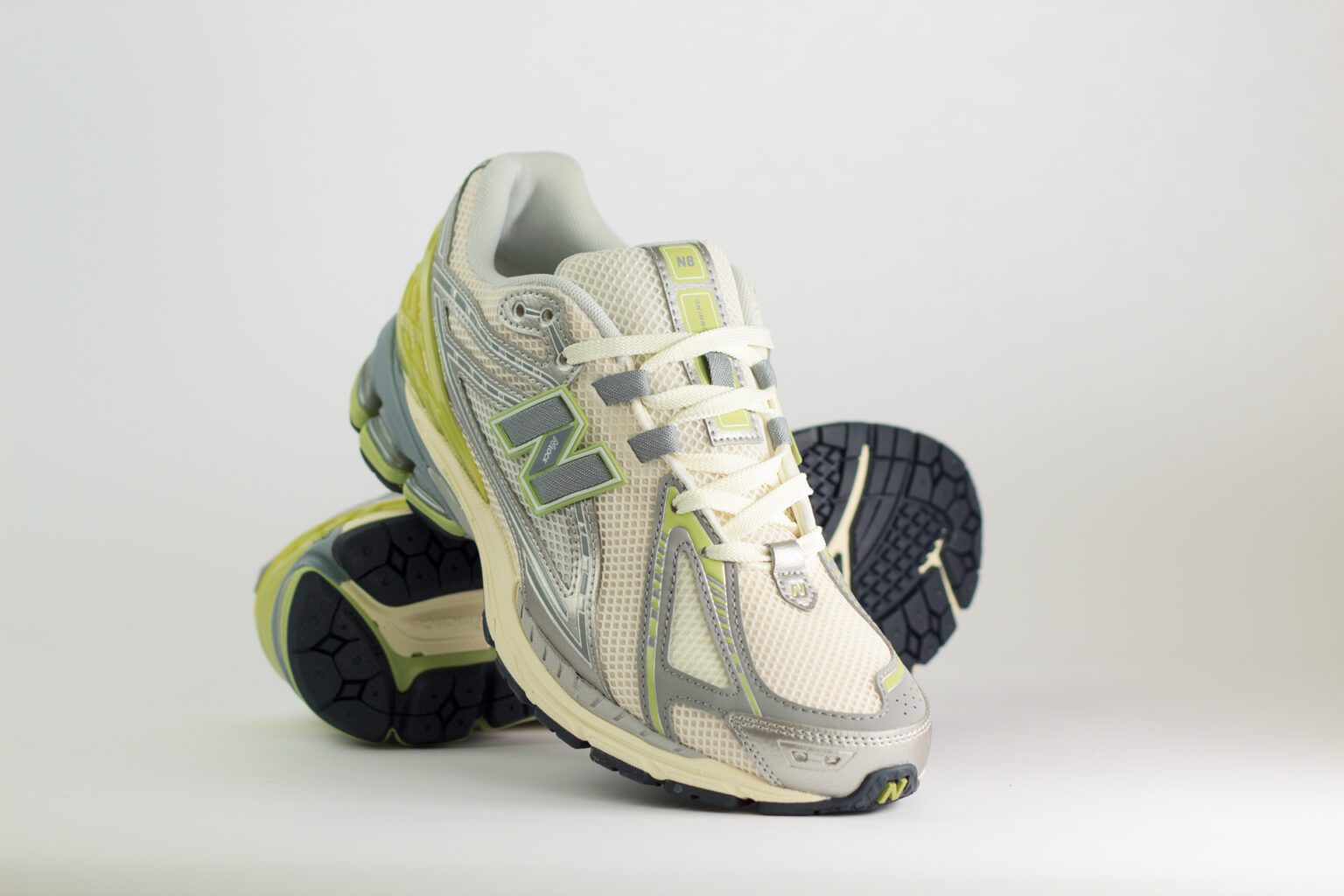 New Balance 1906R Cactus – Grijs/Zilver/Groen – Heren/Dames/Uniseks Sneakers – Mesh/Leer - M1906REM – voorkant