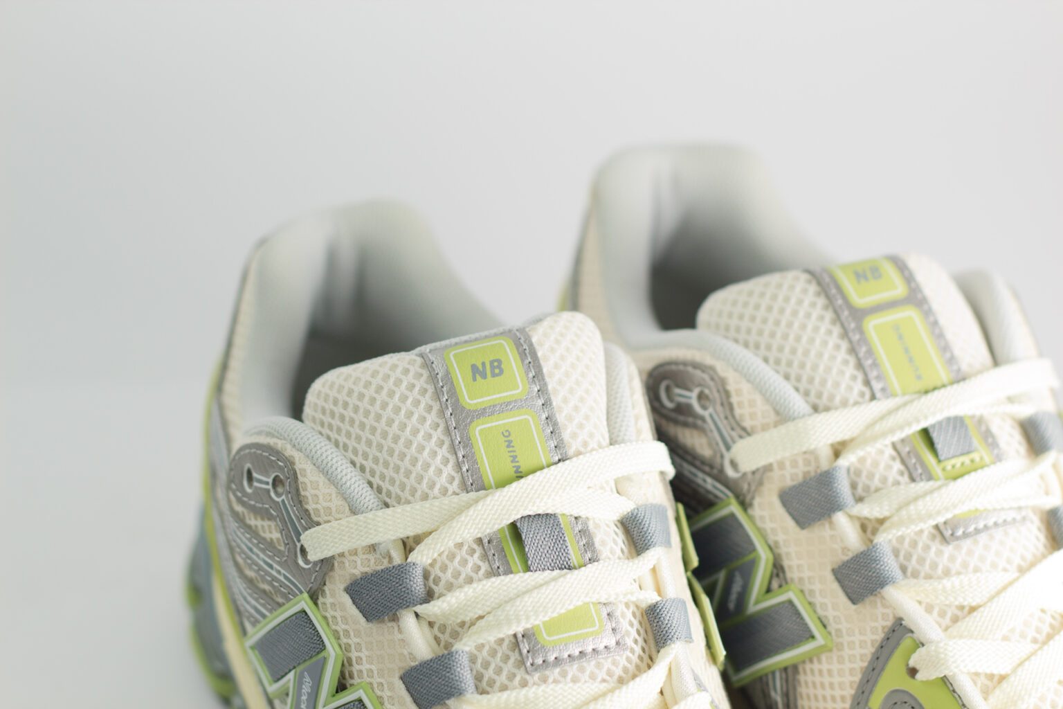 New Balance 1906R Cactus – Grijs/Zilver/Groen – Heren/Dames/Uniseks Sneakers – Mesh/Leer - M1906REM – bovenkant