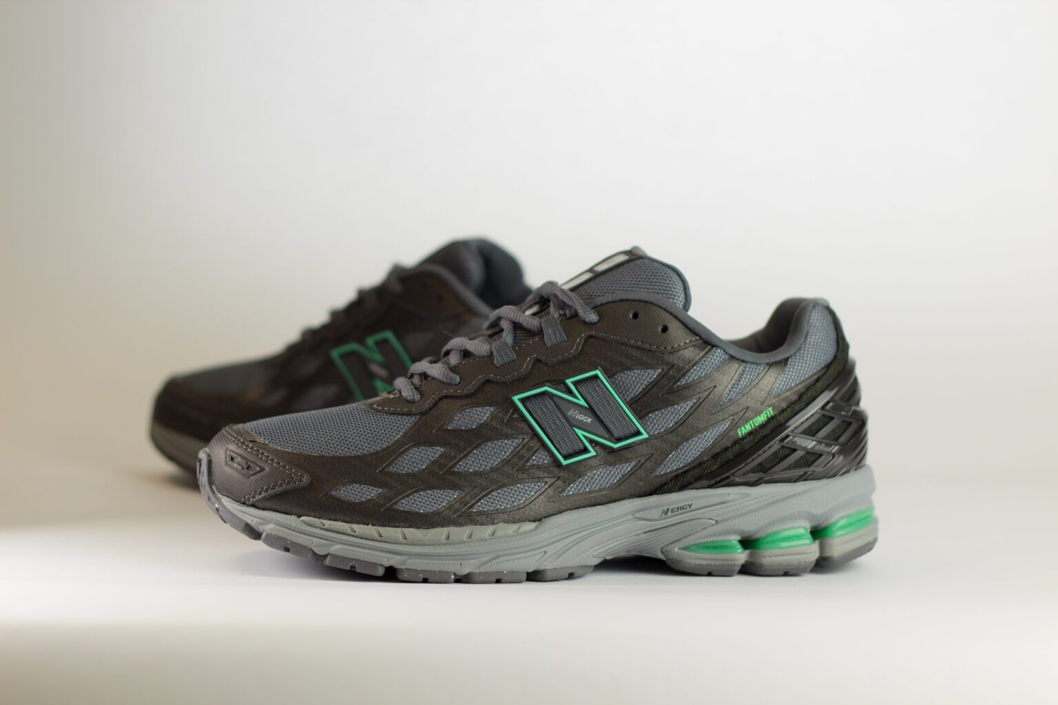 New Balance 1906W Black Metallic Green – Zwart/Grijs/Groen – Heren/Dames/Uniseks Sneakers – Mesh/Leer - U1906WA – Zijkant