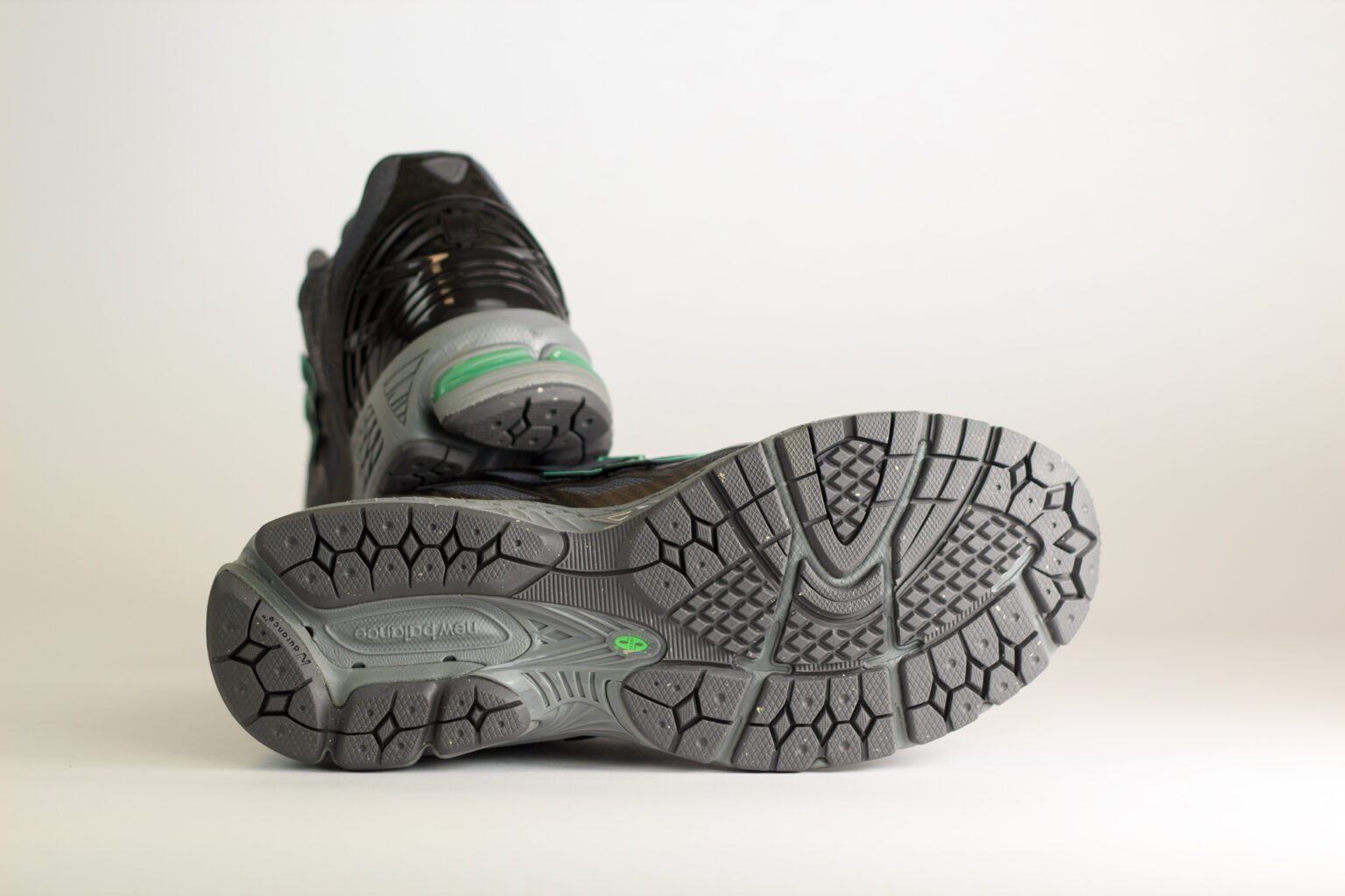 New Balance 1906W Black Metallic Green – Zwart/Grijs/Groen – Heren/Dames/Uniseks Sneakers – Mesh/Leer - U1906WA – onderkant