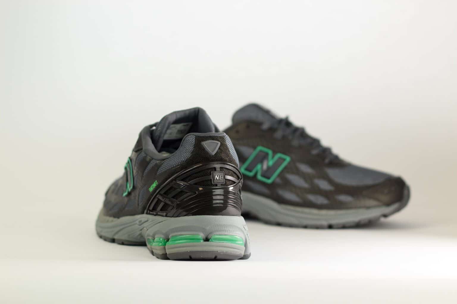 New Balance 1906W Black Metallic Green – Zwart/Grijs/Groen – Heren/Dames/Uniseks Sneakers – Mesh/Leer - U1906WA – achterkant