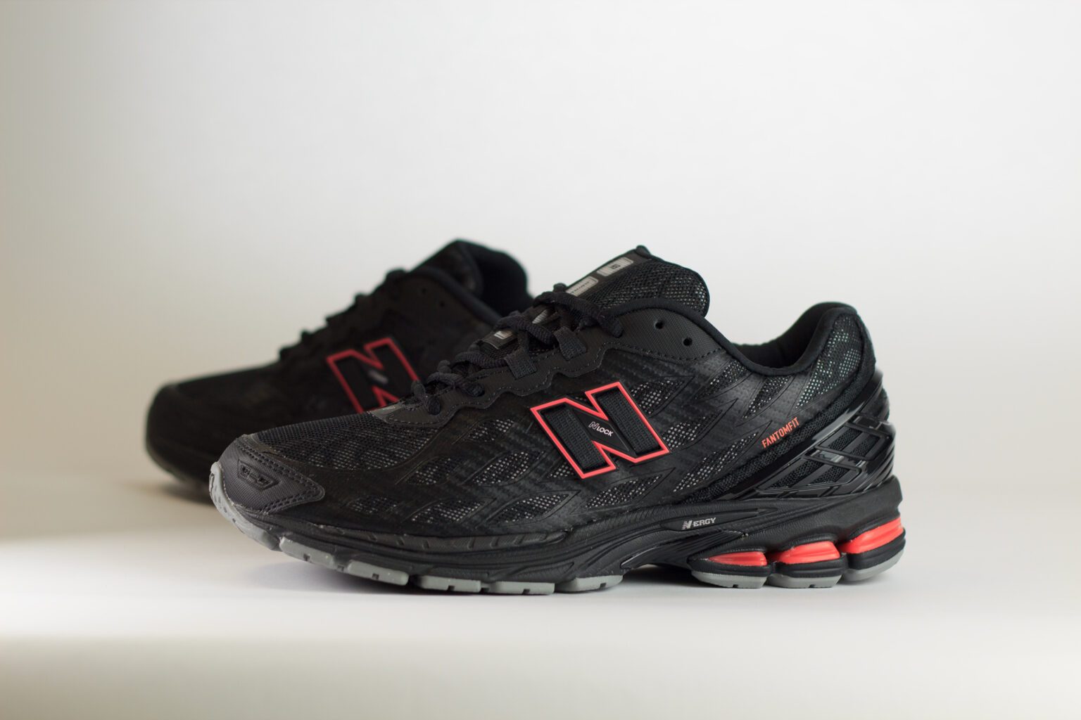 New Balance 1906W Black Red – Zwart/Grijs/Rood – Heren/Dames/Uniseks Sneakers – Mesh/Leer - U1906WD – Zijkant
