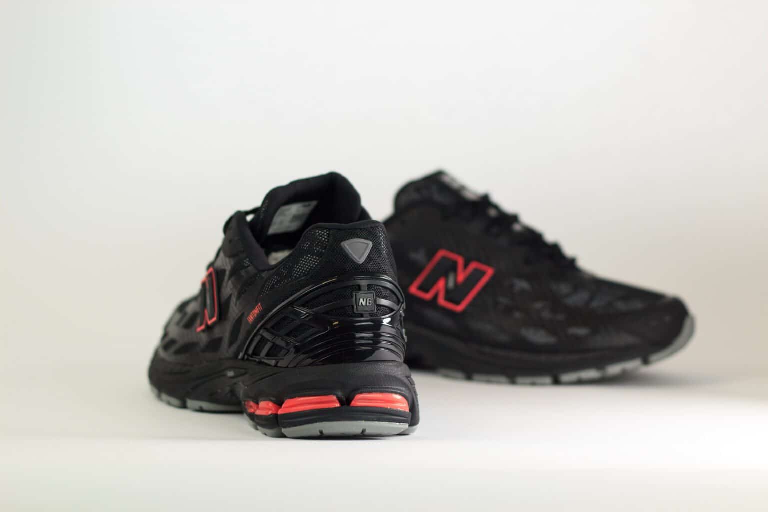 New Balance 1906W Black Red – Zwart/Grijs/Rood – Heren/Dames/Uniseks Sneakers – Mesh/Leer - U1906WD – achterkant