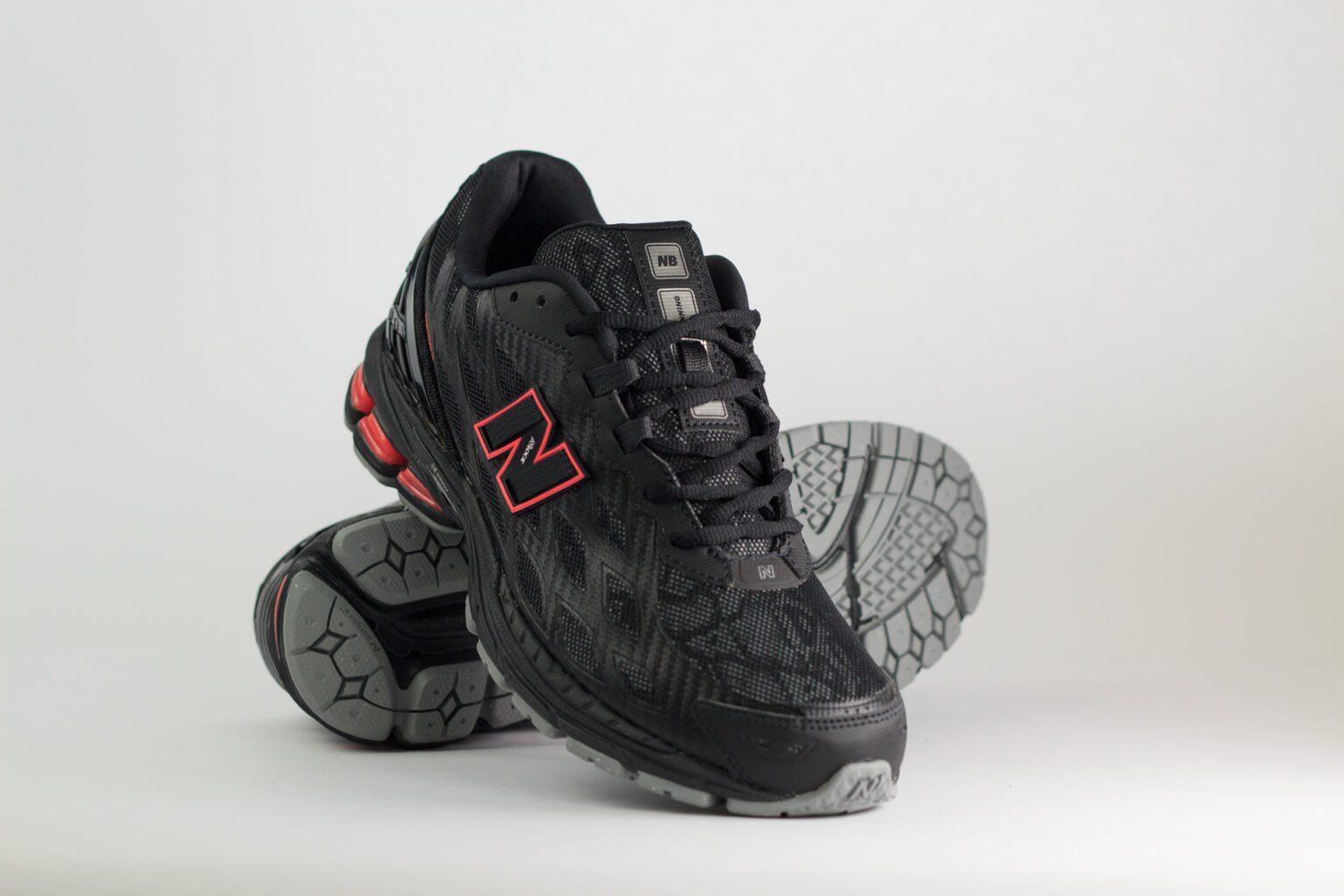New Balance 1906W Black Red – Zwart/Grijs/Rood – Heren/Dames/Uniseks Sneakers – Mesh/Leer - U1906WD – voorkant