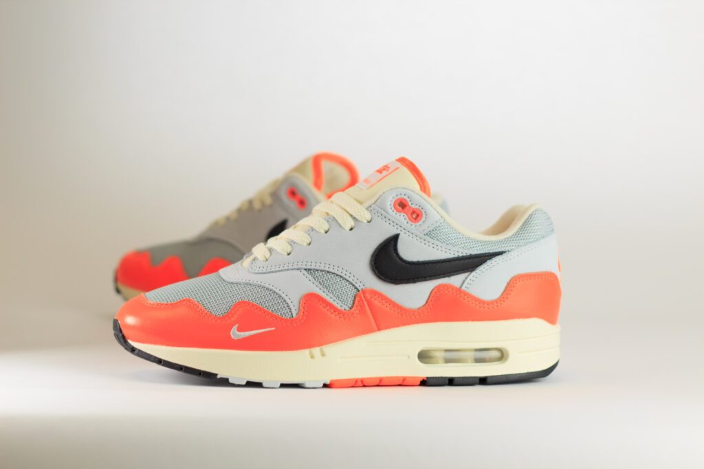 Nike Air Max 1 Patta Waves Hyper Crimson Pure Platinum – Oranje/Beige/Grijs – Heren/Dames/Uniseks Sneakers – Leer/Mesh – II7055-800 – zijkant