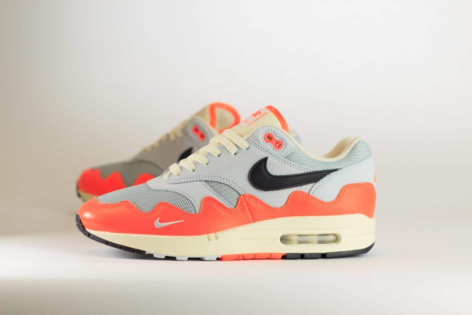 Nike Air Max 1 Patta Waves Hyper Crimson Pure Platinum – Oranje/Beige/Grijs – Heren/Dames/Uniseks Sneakers – Leer/Mesh – II7055-800 – zijkant