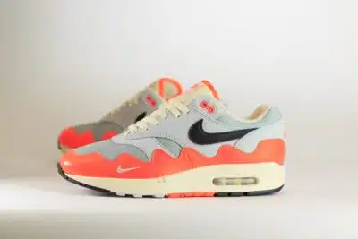 Nike Air Max 1 Patta Waves Hyper Crimson Pure Platinum – Oranje/Beige/Grijs – Heren/Dames/Uniseks Sneakers – Leer/Mesh – II7055-800 – zijkant