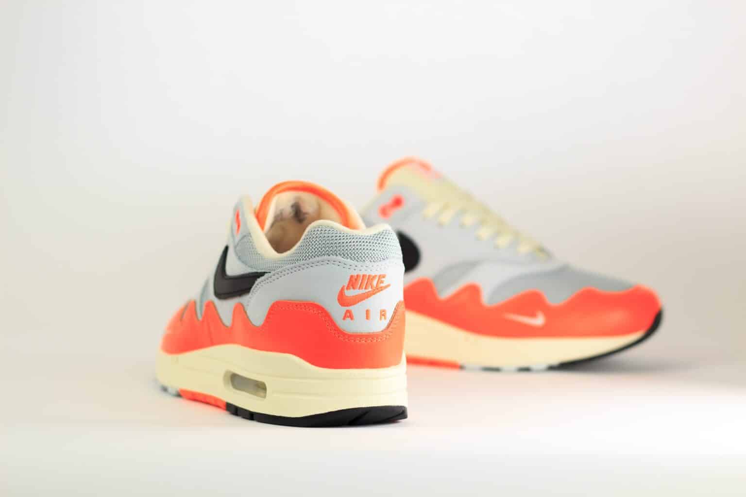 Nike Air Max 1 Patta Waves Hyper Crimson Pure Platinum – Oranje/Beige/Grijs – Heren/Dames/Uniseks Sneakers – Leer/Mesh – II7055-800 – achterkant