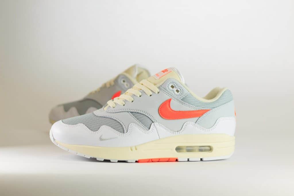 Nike Air Max 1 Patta Waves White Hyper Crimson – Wit/Beige/Grijs – Heren/Dames/Uniseks Sneakers – Leer/Mesh – II7055-100 – Zijkant