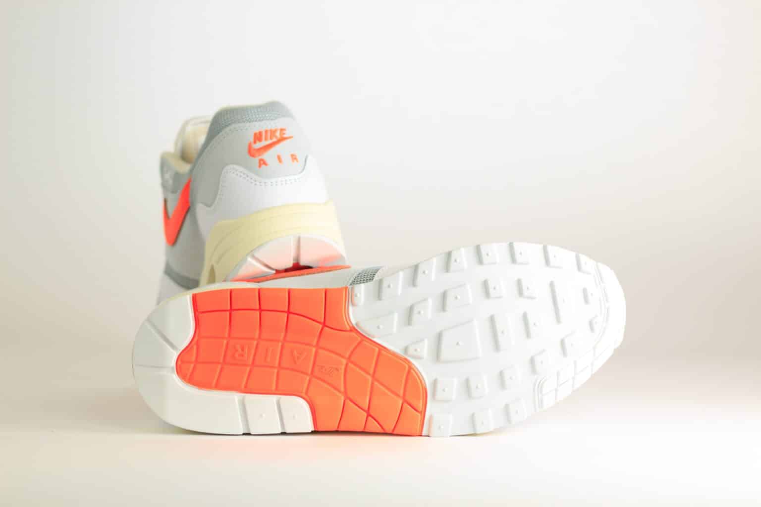 Nike Air Max 1 Patta Waves White Hyper Crimson – Wit/Beige/Grijs – Heren/Dames/Uniseks Sneakers – Leer/Mesh – II7055-100 – onderkant