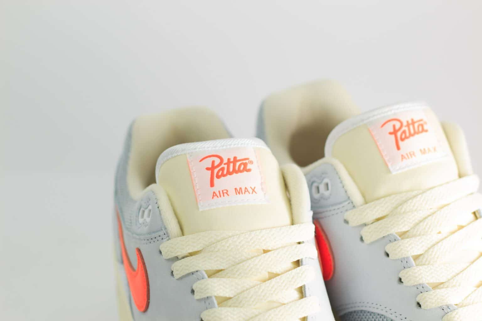 Nike Air Max 1 Patta Waves White Hyper Crimson – Wit/Beige/Grijs – Heren/Dames/Uniseks Sneakers – Leer/Mesh – II7055-100 – bovenkant