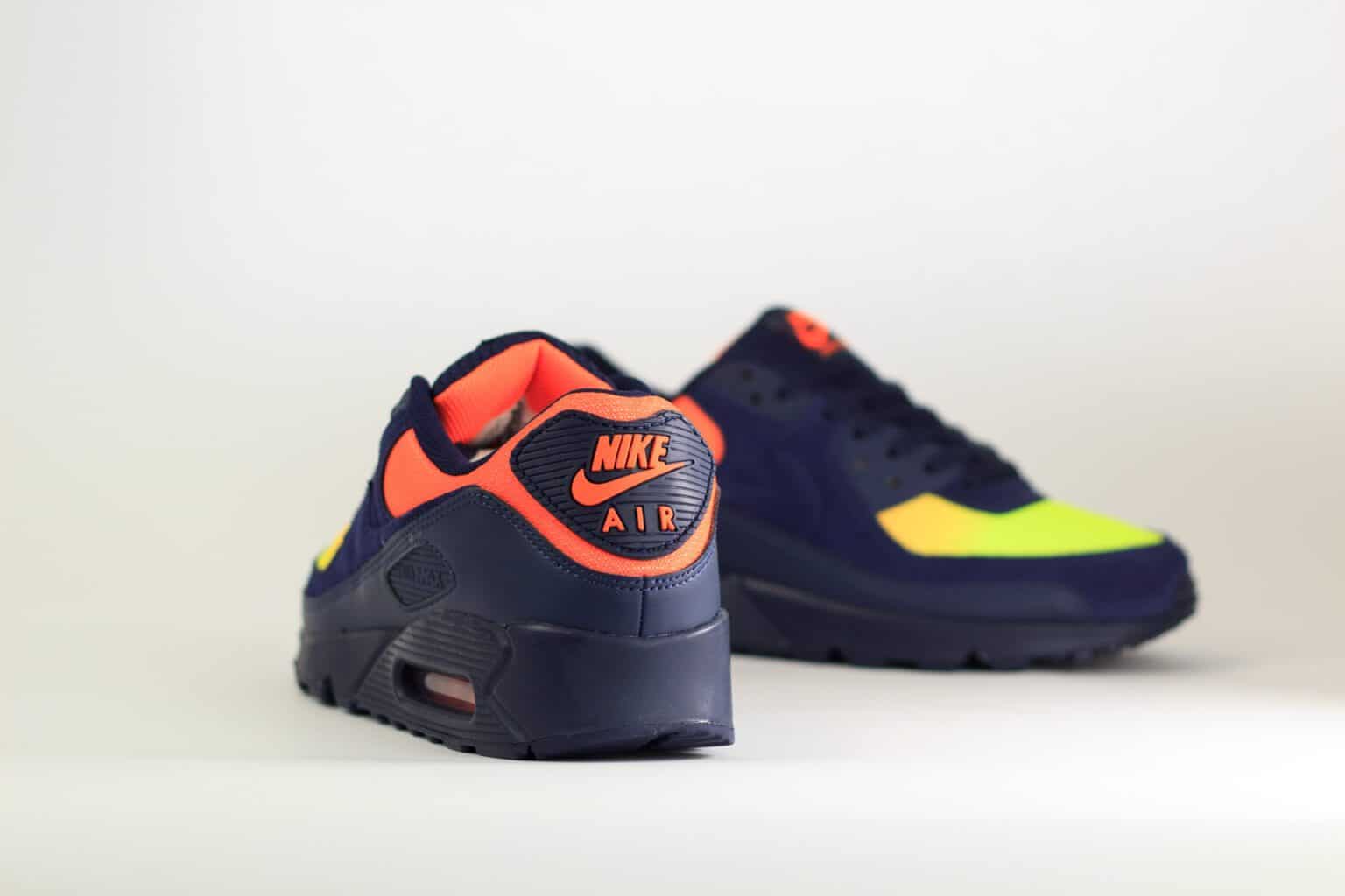 Nike Air Max 90 Blackened Blue Gradient – Blauw/Geel/Oranje – Heren/Dames/Uniseks Sneakers – Leer/Suede/Mesh - DM0029-700 – achterkant