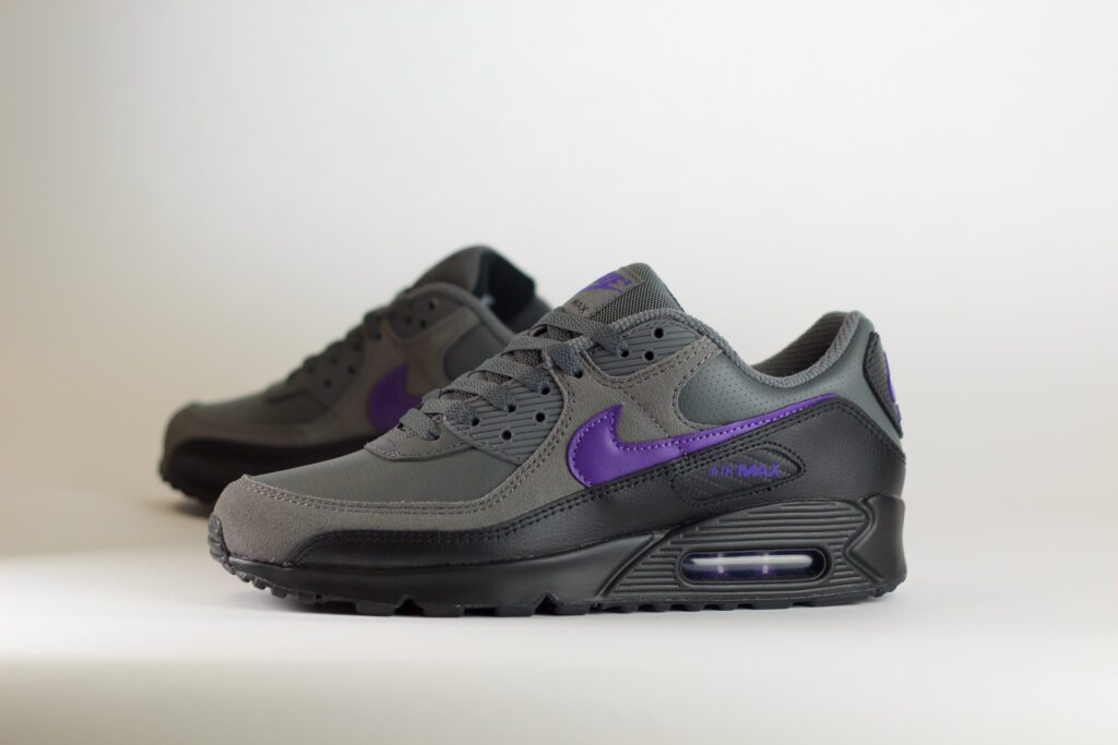 Nike Air Max 90 Iron Grey Wild Grape – Zwart/Grijs/Paars – Heren/Dames/Uniseks Sneakers – Leer/Suede - IF0670-004 – Zijkant