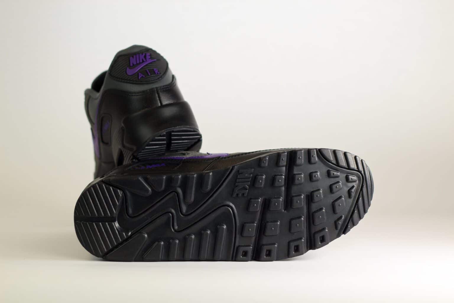 Nike Air Max 90 Iron Grey Wild Grape – Zwart/Grijs/Paars – Heren/Dames/Uniseks Sneakers – Leer/Suede - IF0670-004 – onderkant