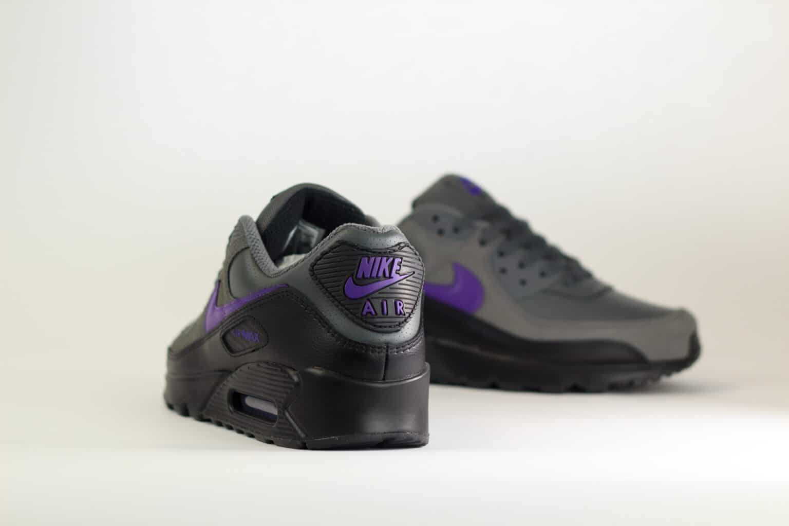 Nike Air Max 90 Iron Grey Wild Grape – Zwart/Grijs/Paars – Heren/Dames/Uniseks Sneakers – Leer/Suede - IF0670-004 – achterkant