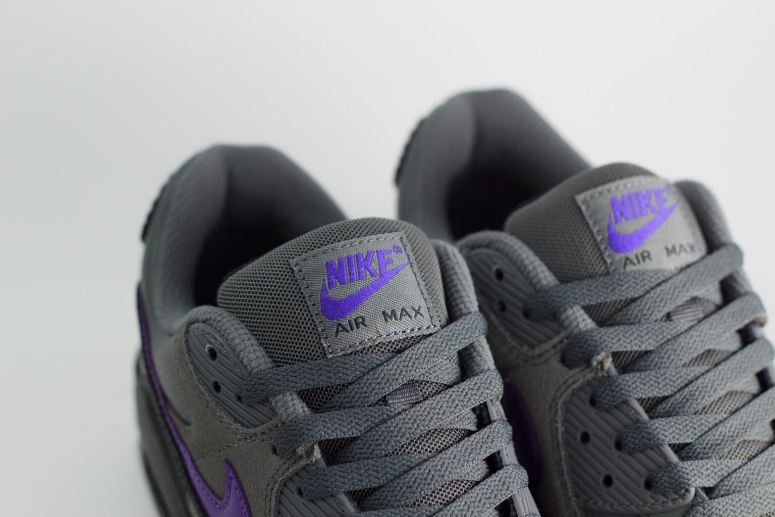 Nike Air Max 90 Iron Grey Wild Grape – Zwart/Grijs/Paars – Heren/Dames/Uniseks Sneakers – Leer/Suede - IF0670-004 – bovenkant