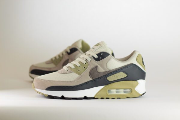 Nike Air Max 90 Light Bone Neutral Olive – Groen/Grijs – Heren/Dames/Uniseks Sneakers – Leer/Suede/Mesh - DM0029-011 – Zijkant