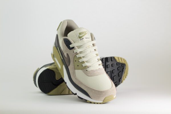 Nike Air Max 90 Light Bone Neutral Olive – Groen/Grijs – Heren/Dames/Uniseks Sneakers – Leer/Suede/Mesh - DM0029-011 – voorkant