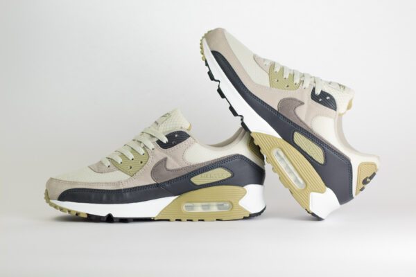 Nike Air Max 90 Light Bone Neutral Olive – Groen/Grijs – Heren/Dames/Uniseks Sneakers – Leer/Suede/Mesh - DM0029-011 – zijkant