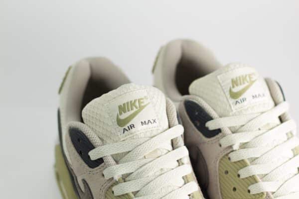 Nike Air Max 90 Light Bone Neutral Olive – Groen/Grijs – Heren/Dames/Uniseks Sneakers – Leer/Suede/Mesh - DM0029-011 – bovenkant