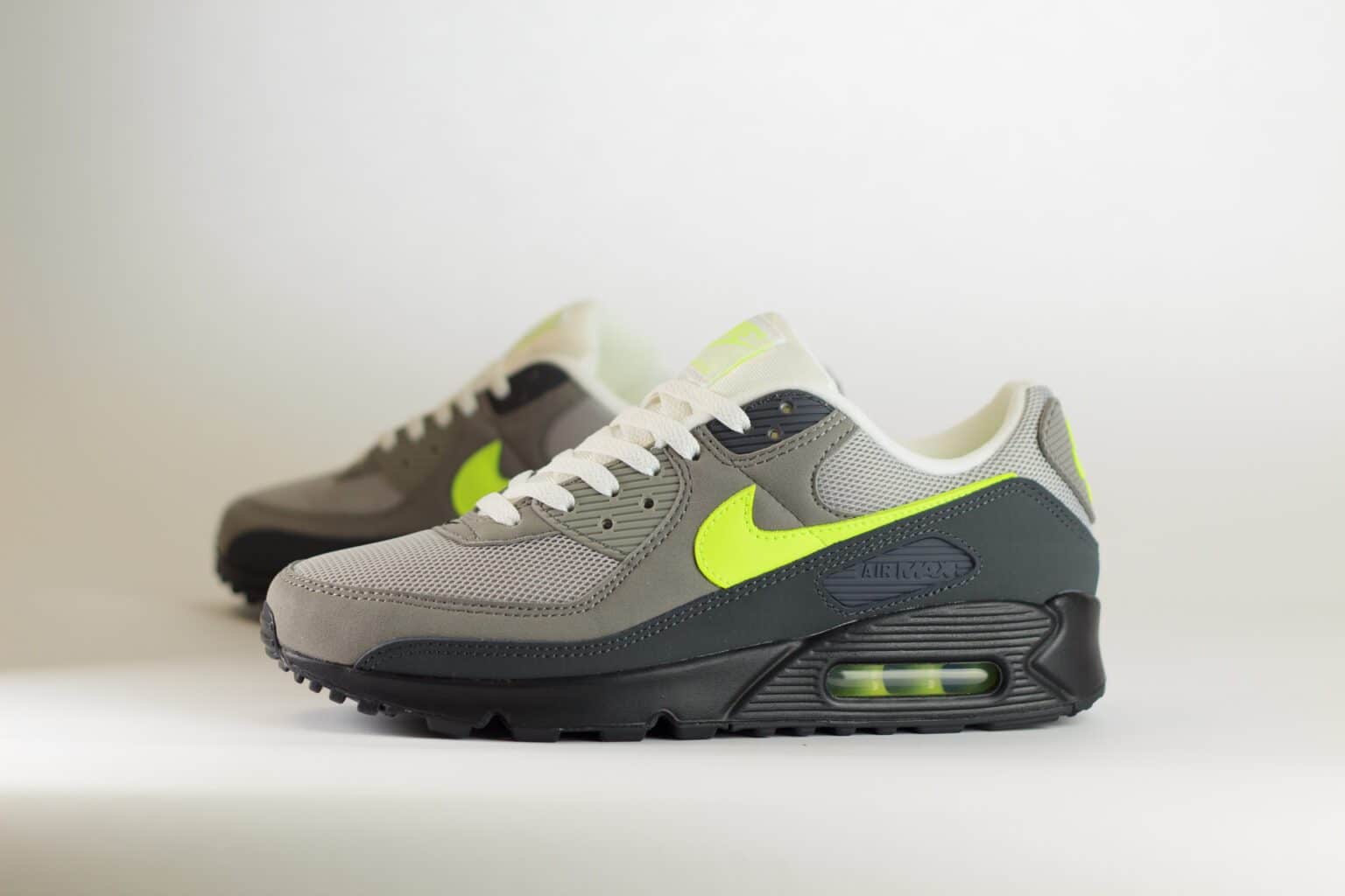 Nike Air Max 90 Neon – Geel/Zwart/Grijs – Heren/Dames/Uniseks Sneakers – Leer/Vilt/Mesh - IQ0289-010 – Zijkant