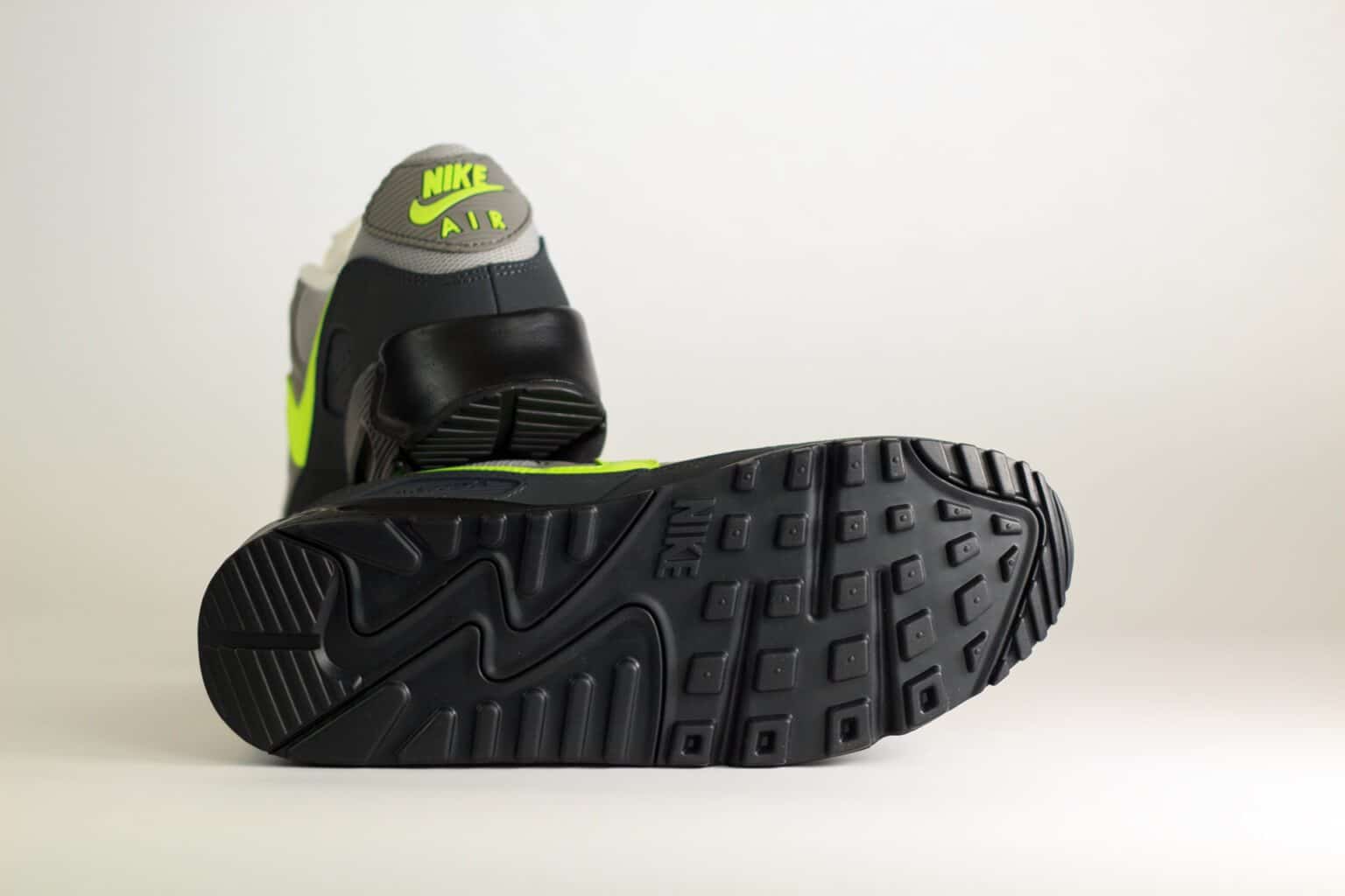 Nike Air Max 90 Neon – Geel/Zwart/Grijs – Heren/Dames/Uniseks Sneakers – Leer/Vilt/Mesh - IQ0289-010 – onderkant