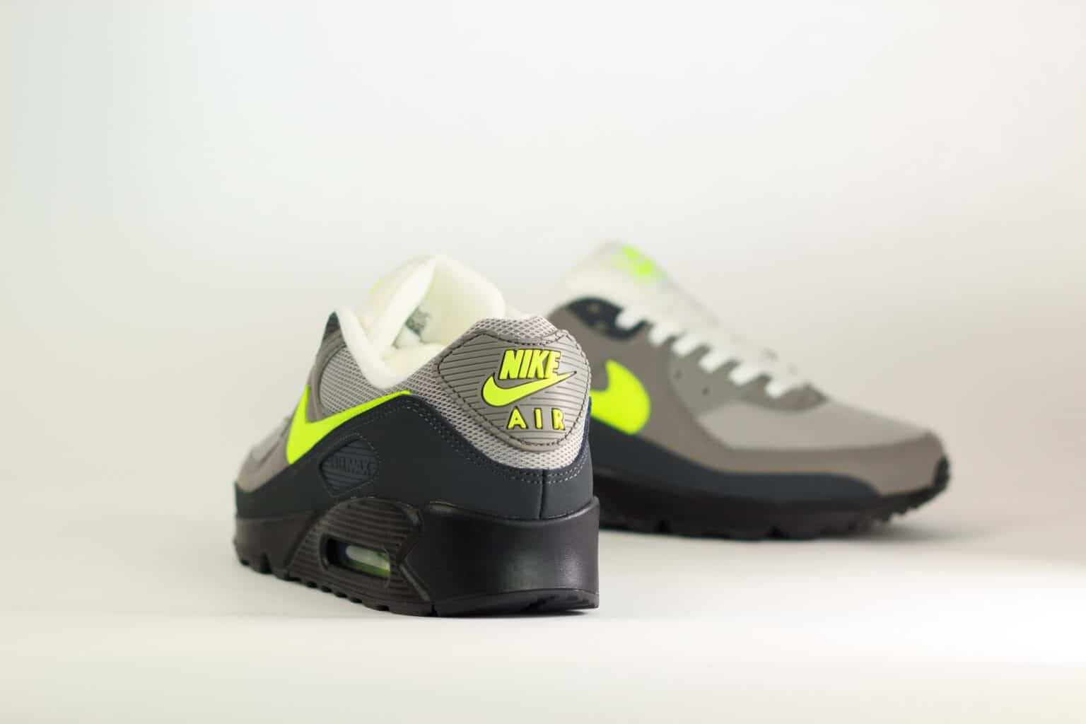 Nike Air Max 90 Neon – Geel/Zwart/Grijs – Heren/Dames/Uniseks Sneakers – Leer/Vilt/Mesh - IQ0289-010 – achterkant