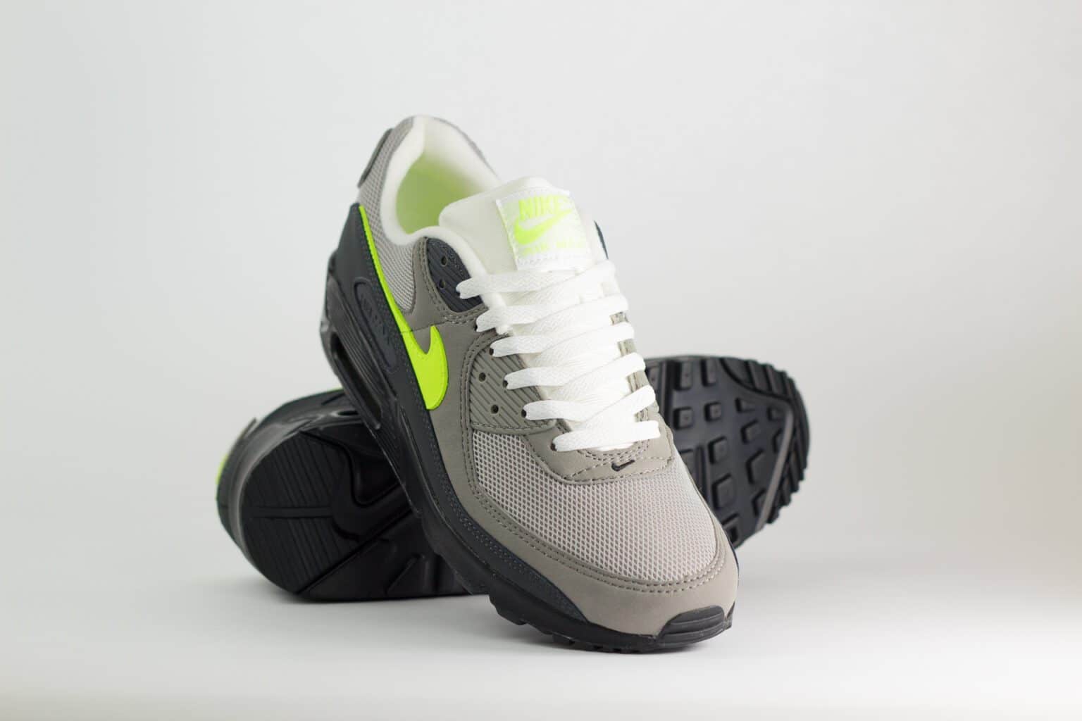 Nike Air Max 90 Neon – Geel/Zwart/Grijs – Heren/Dames/Uniseks Sneakers – Leer/Vilt/Mesh - IQ0289-010 – voorkant
