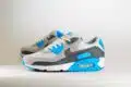 Nike Air Max 90 Platinum Tint Blue Lightning – Wit/Blauw – Heren/Dames/Uniseks Sneakers – Leer/Suede/Mesh - DM0029-019 – Zijkant
