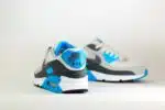 Nike Air Max 90 Platinum Tint Blue Lightning – Wit/Blauw – Heren/Dames/Uniseks Sneakers – Leer/Suede/Mesh - DM0029-019 – achterkant