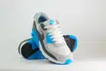 Nike Air Max 90 Platinum Tint Blue Lightning – Wit/Blauw – Heren/Dames/Uniseks Sneakers – Leer/Suede/Mesh - DM0029-019 – voorkant
