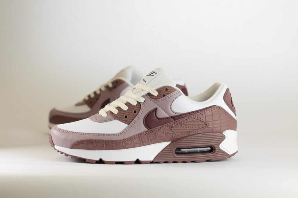 Nike Air Max 90 Tattoo Light Violet Ore Croc (W) – Roze/Wit – Heren/Dames/Uniseks Sneakers – Leer - IM3110-500 – Zijkant