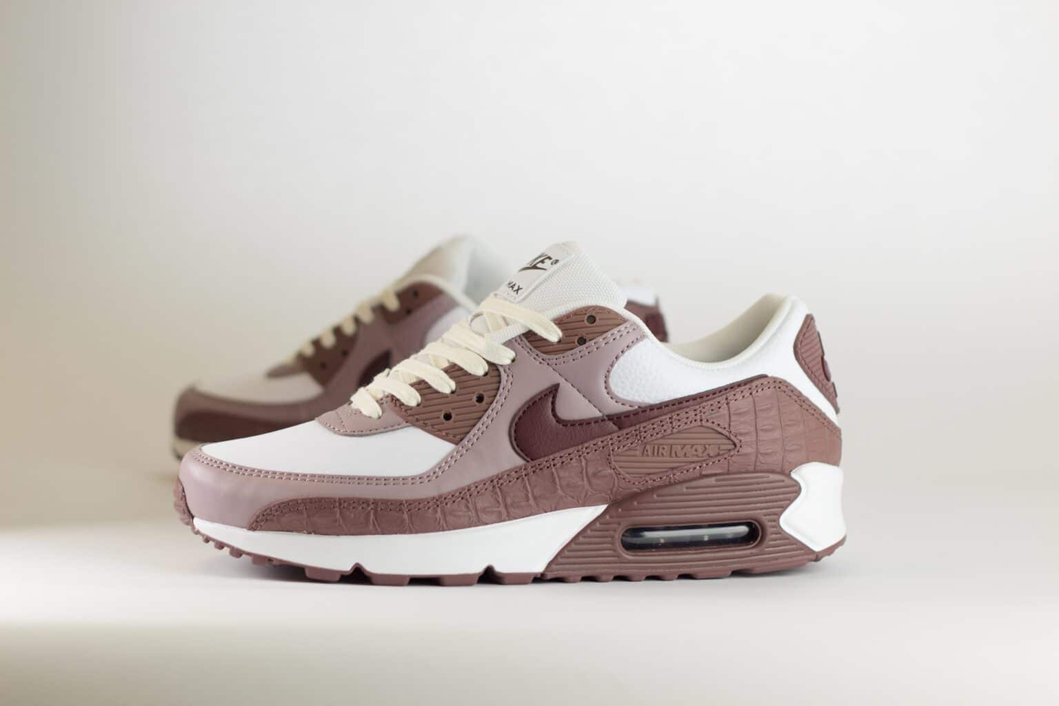 Nike Air Max 90 Tattoo Light Violet Ore Croc (W) – Roze/Wit – Heren/Dames/Uniseks Sneakers – Leer - IM3110-500 – Zijkant