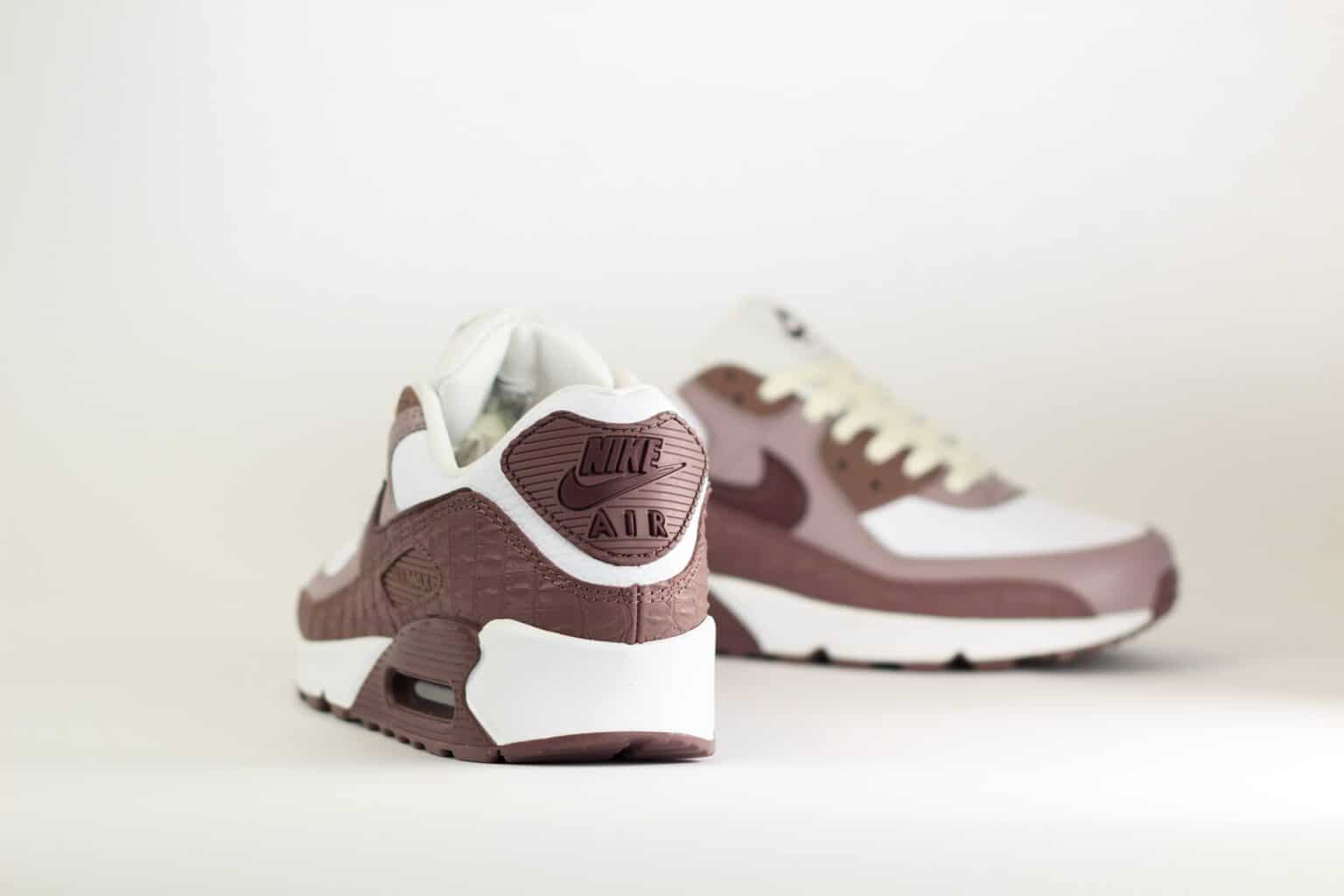 Nike Air Max 90 Tattoo Light Violet Ore Croc (W) – Roze/Wit – Heren/Dames/Uniseks Sneakers – Leer - IM3110-500 – achterkant