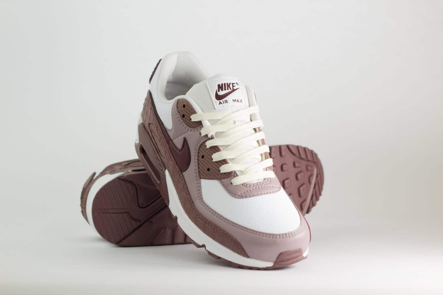 Nike Air Max 90 Tattoo Light Violet Ore Croc (W) – Roze/Wit – Heren/Dames/Uniseks Sneakers – Leer - IM3110-500 – voorkant