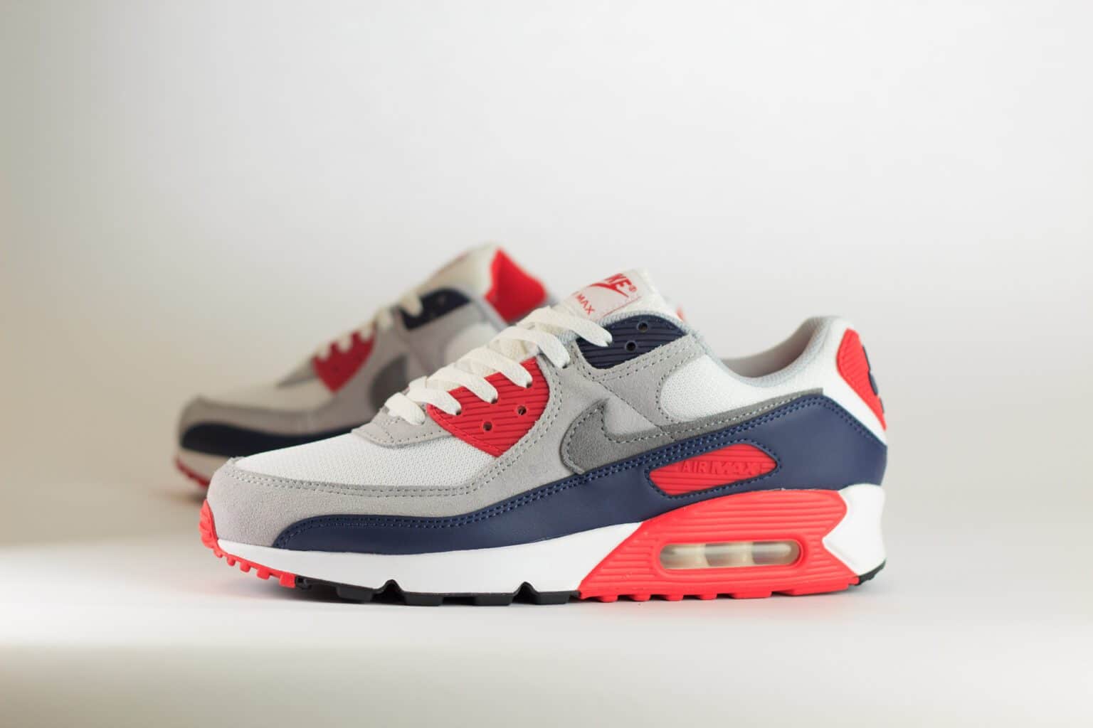Nike Air Max 90 USA (2025) – Wit/Rood/Blauw – Heren/Dames/Uniseks Sneakers – Leer/Suede/Mesh - DM0029-117 – Zijkant