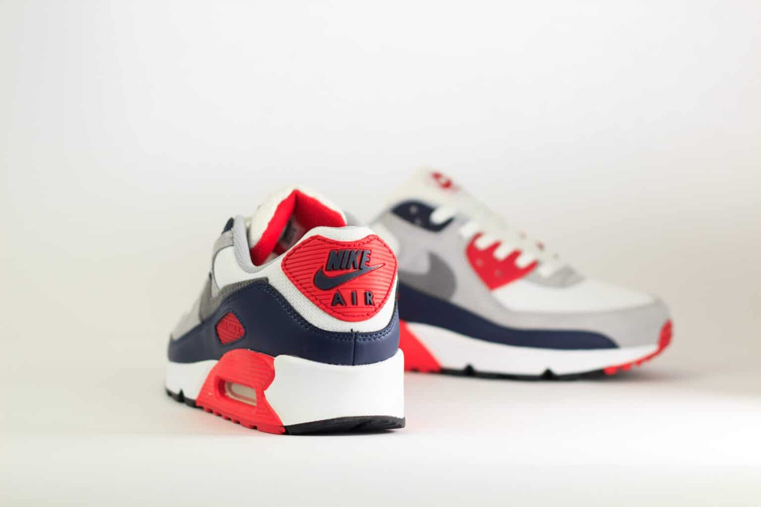 Nike Air Max 90 USA (2025) – Wit/Rood/Blauw – Heren/Dames/Uniseks Sneakers – Leer/Suede/Mesh - DM0029-117 – achterkant