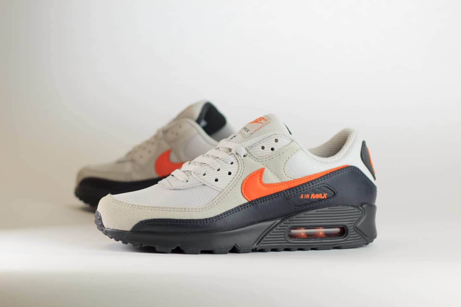 Nike Air Max 90 Vast Grey Safety Orange – Zwart/Beige/Oranje – Heren/Dames/Uniseks Sneakers – Leer/Suede - IF0670-003 – Zijkant