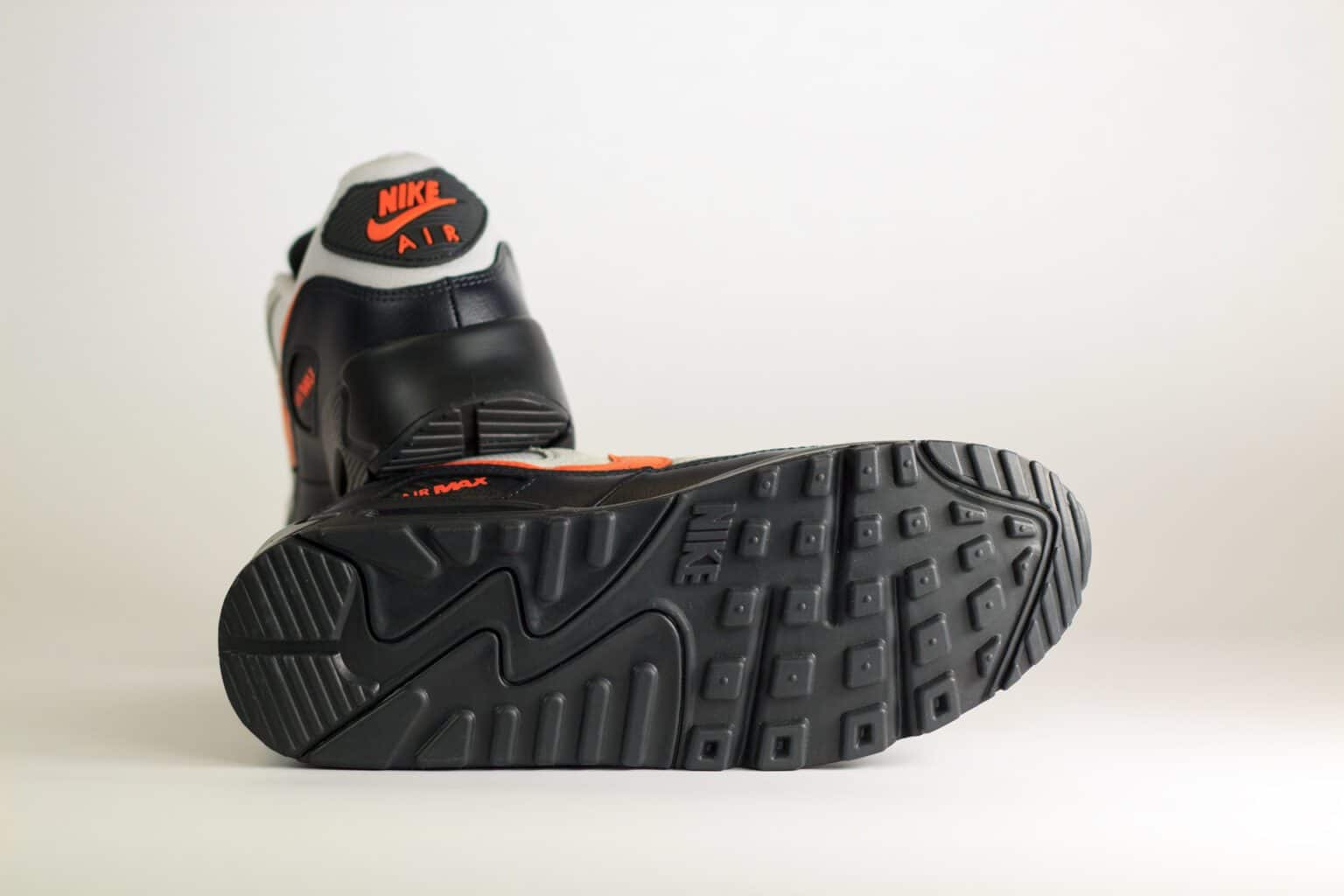 Nike Air Max 90 Vast Grey Safety Orange – Zwart/Beige/Oranje – Heren/Dames/Uniseks Sneakers – Leer/Suede - IF0670-003 – onderkant