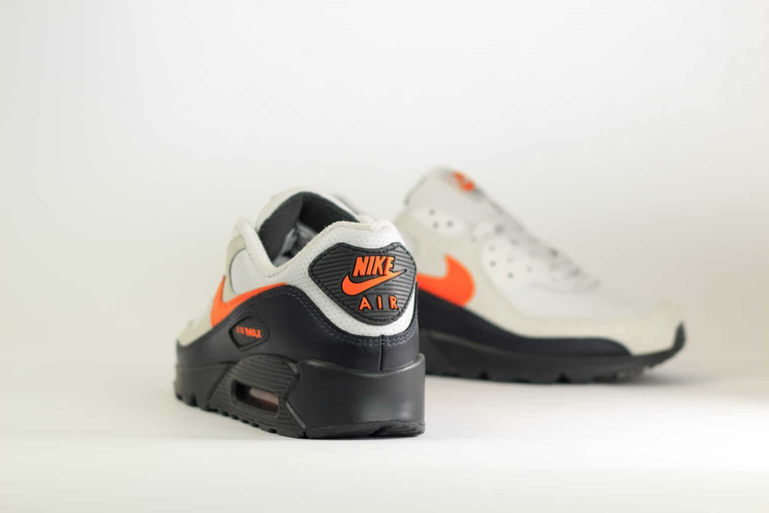 Nike Air Max 90 Vast Grey Safety Orange – Zwart/Beige/Oranje – Heren/Dames/Uniseks Sneakers – Leer/Suede - IF0670-003 – achterkant