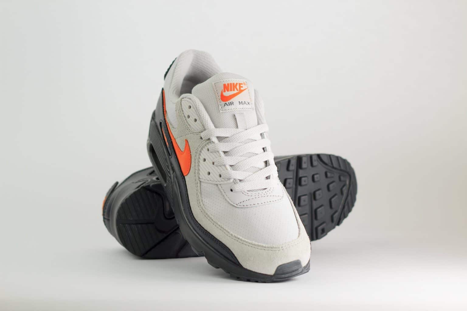 Nike Air Max 90 Vast Grey Safety Orange – Zwart/Beige/Oranje – Heren/Dames/Uniseks Sneakers – Leer/Suede - IF0670-003 – voorkant