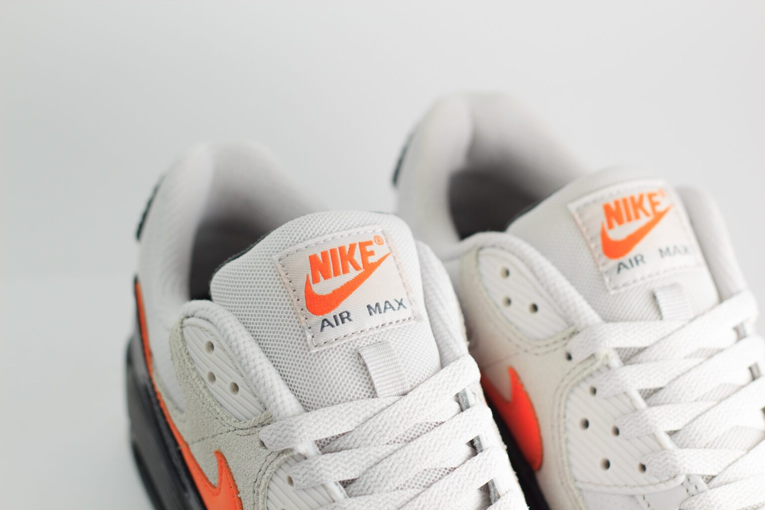 Nike Air Max 90 Vast Grey Safety Orange – Zwart/Beige/Oranje – Heren/Dames/Uniseks Sneakers – Leer/Suede - IF0670-003 – bovenkant