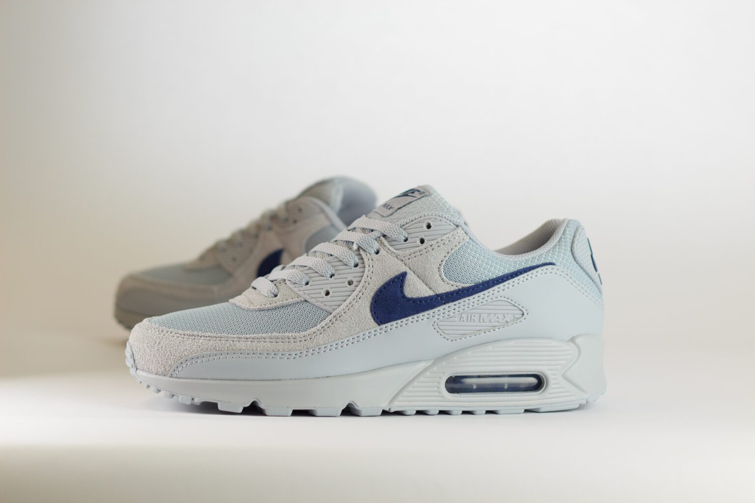 Nike Air Max 90 Wolf Grey Midnight Navy – Grijs/Blauw – Heren/Dames/Uniseks Sneakers – Leer/Suede/Mesh - DM0029-022 – Zijkant