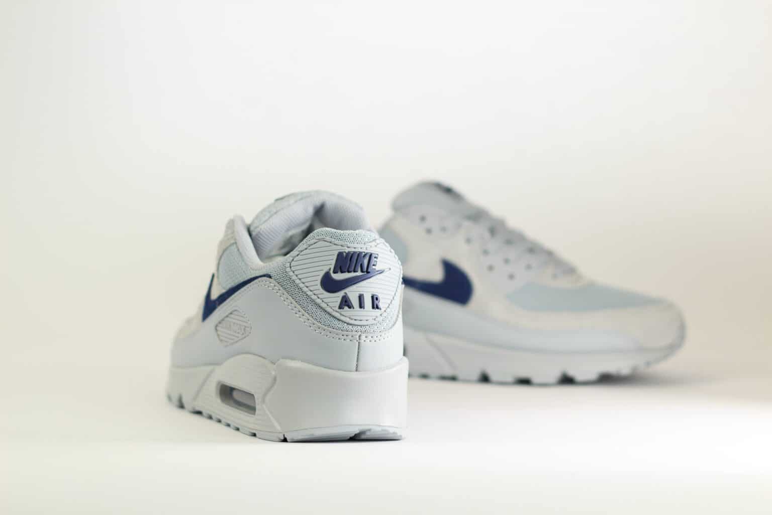 Nike Air Max 90 Wolf Grey Midnight Navy – Grijs/Blauw – Heren/Dames/Uniseks Sneakers – Leer/Suede/Mesh - DM0029-022 – achterkant