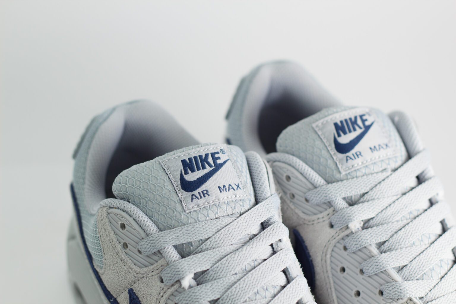 Nike Air Max 90 Wolf Grey Midnight Navy – Grijs/Blauw – Heren/Dames/Uniseks Sneakers – Leer/Suede/Mesh - DM0029-022 – bovenkant