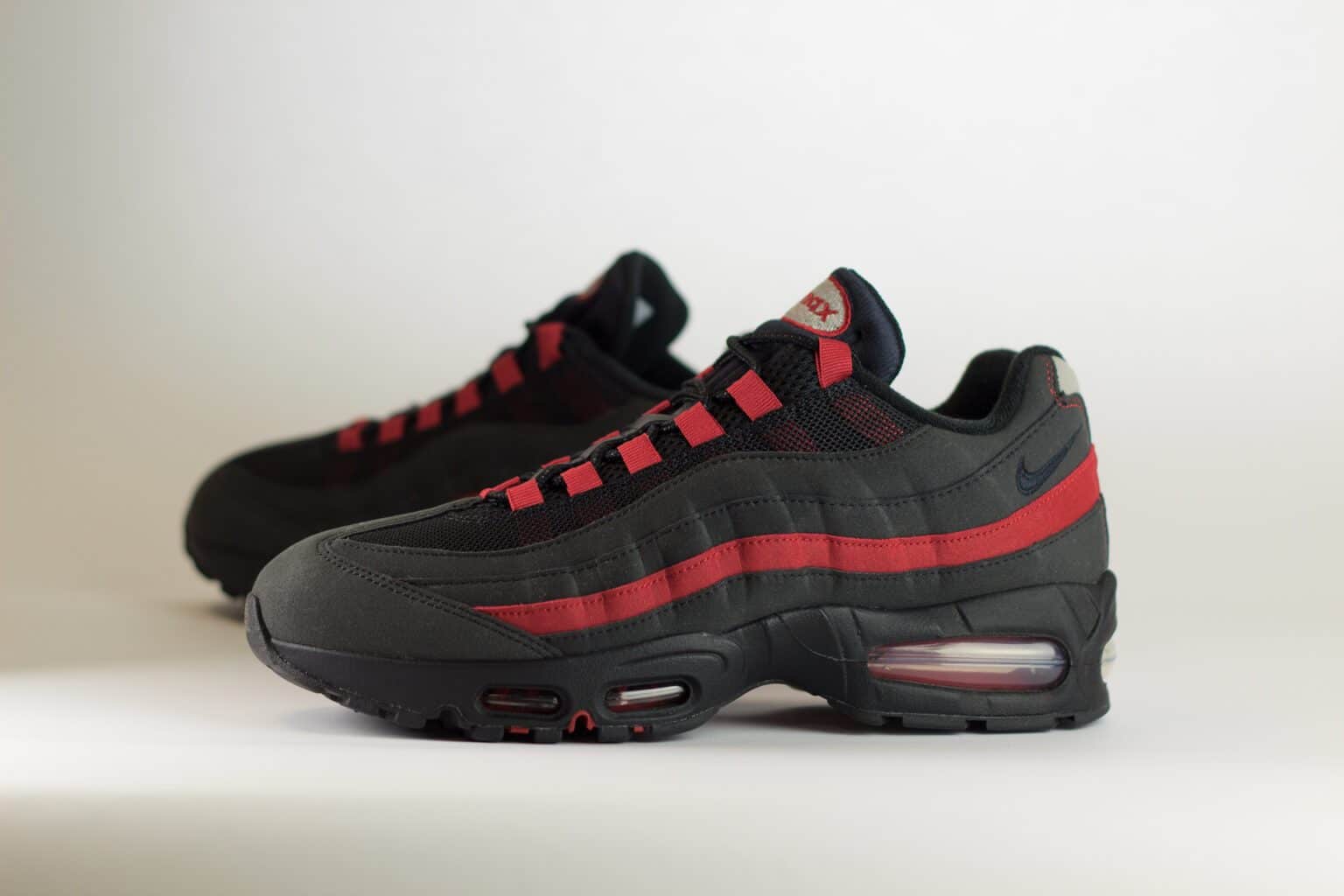 Nike Air Max 95 OG Big Bubble Black Crimson Grey – Zwart/Rood – Heren/Dames/Uniseks Sneakers – Vilt/Mesh – HM4740-008 – zijkant