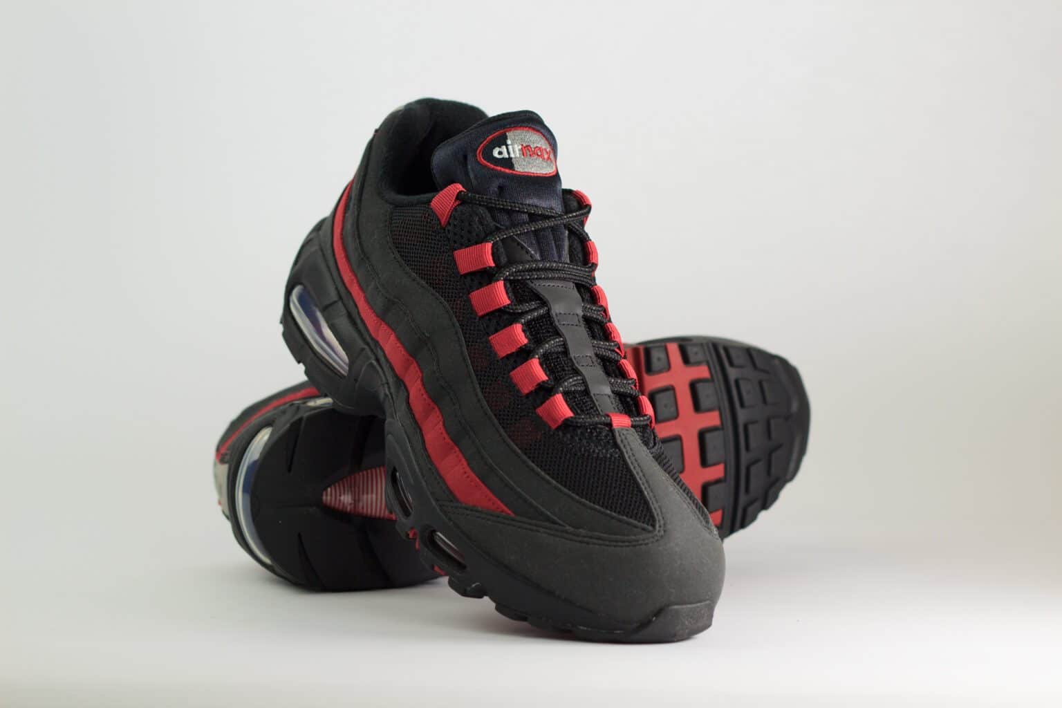 Nike Air Max 95 OG Big Bubble Black Crimson Grey – Zwart/Rood – Heren/Dames/Uniseks Sneakers – Vilt/Mesh – HM4740-008 – voorkant