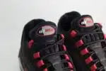Nike Air Max 95 OG Big Bubble Black Crimson Grey – Zwart/Rood – Heren/Dames/Uniseks Sneakers – Vilt/Mesh – HM4740-008 – bovenkant