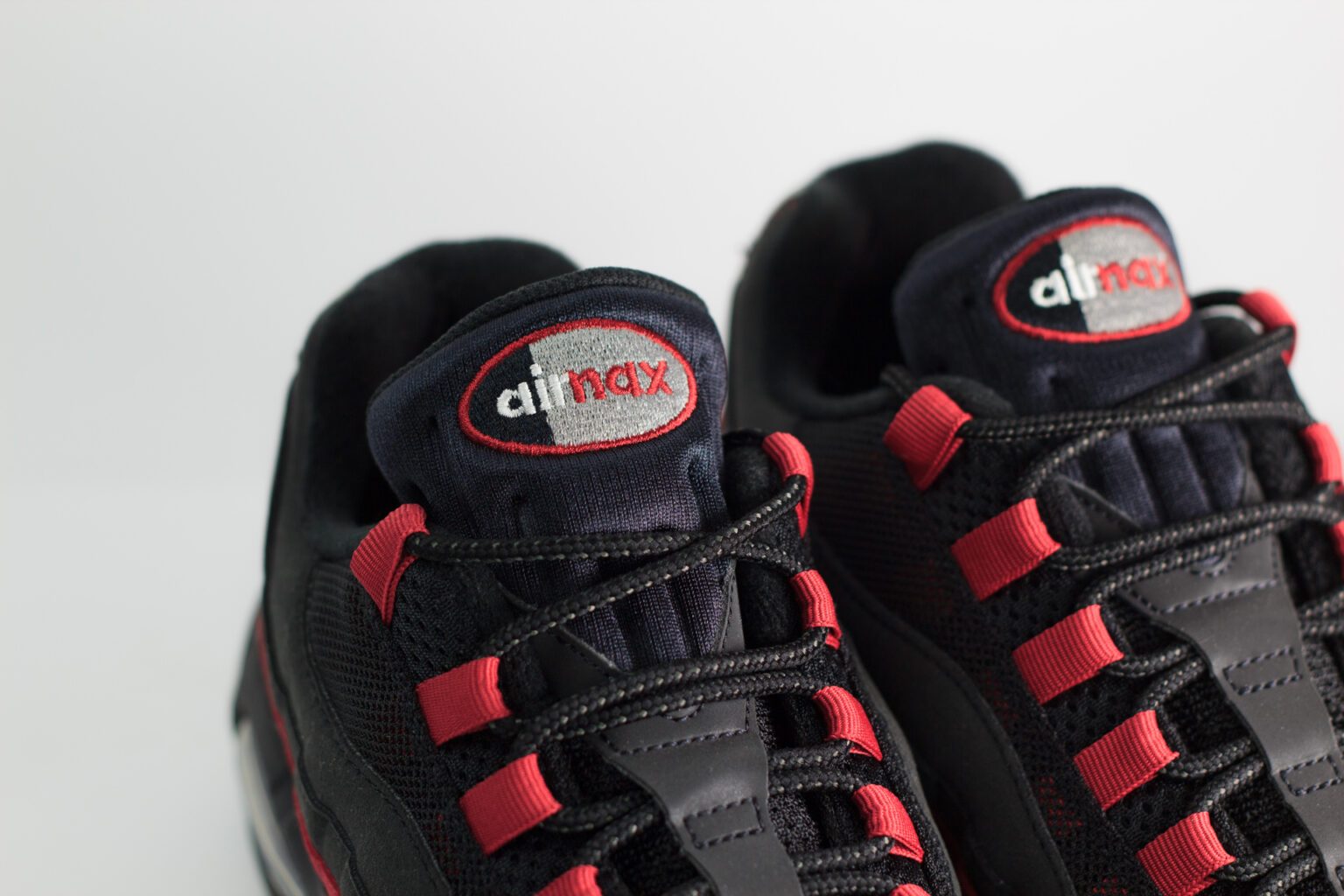 Nike Air Max 95 OG Big Bubble Black Crimson Grey – Zwart/Rood – Heren/Dames/Uniseks Sneakers – Vilt/Mesh – HM4740-008 – bovenkant