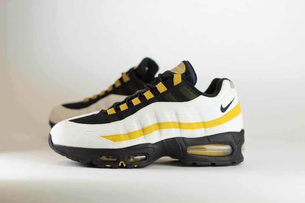 Nike Air Max 95 OG White Saffron Quartz Black – Geel/Zwart/Wit – Heren/Dames/Uniseks Sneakers – Vilt/Mesh – HM4740-102 – zijkant